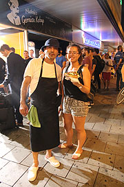 Tarik Kara ist happy, und seine Kunden auch - und dies schon am ersten Abend des  Mustafa's Gemüse Kebap in München (©Foto: Martin Schmitz)